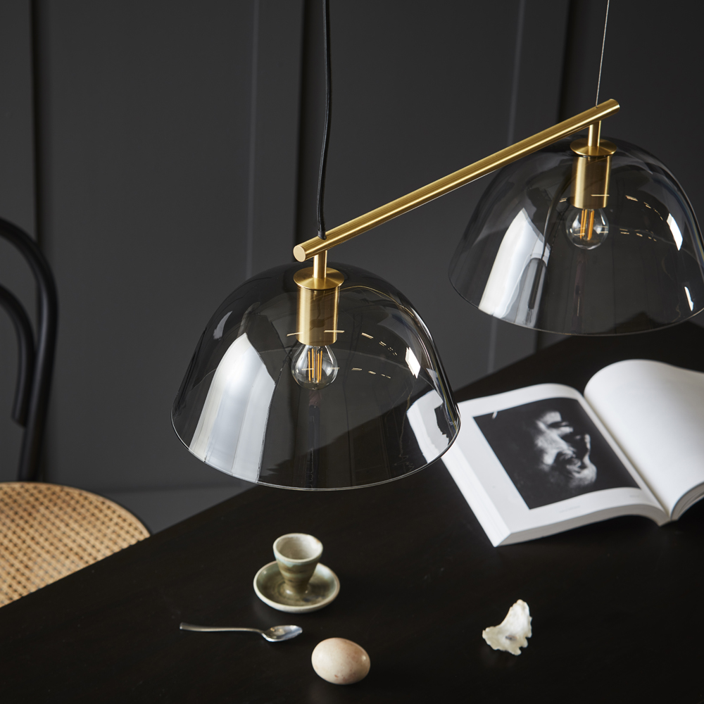 Wendo 70cm Laiton suspension De CO Bankeryd - Le plafonnier Wendo s'intègre parfaitement au-dessus des tables à manger rectangulaires, où la lampe fournit une bonne lumière tout en ajoutant du caractère à la pièce.