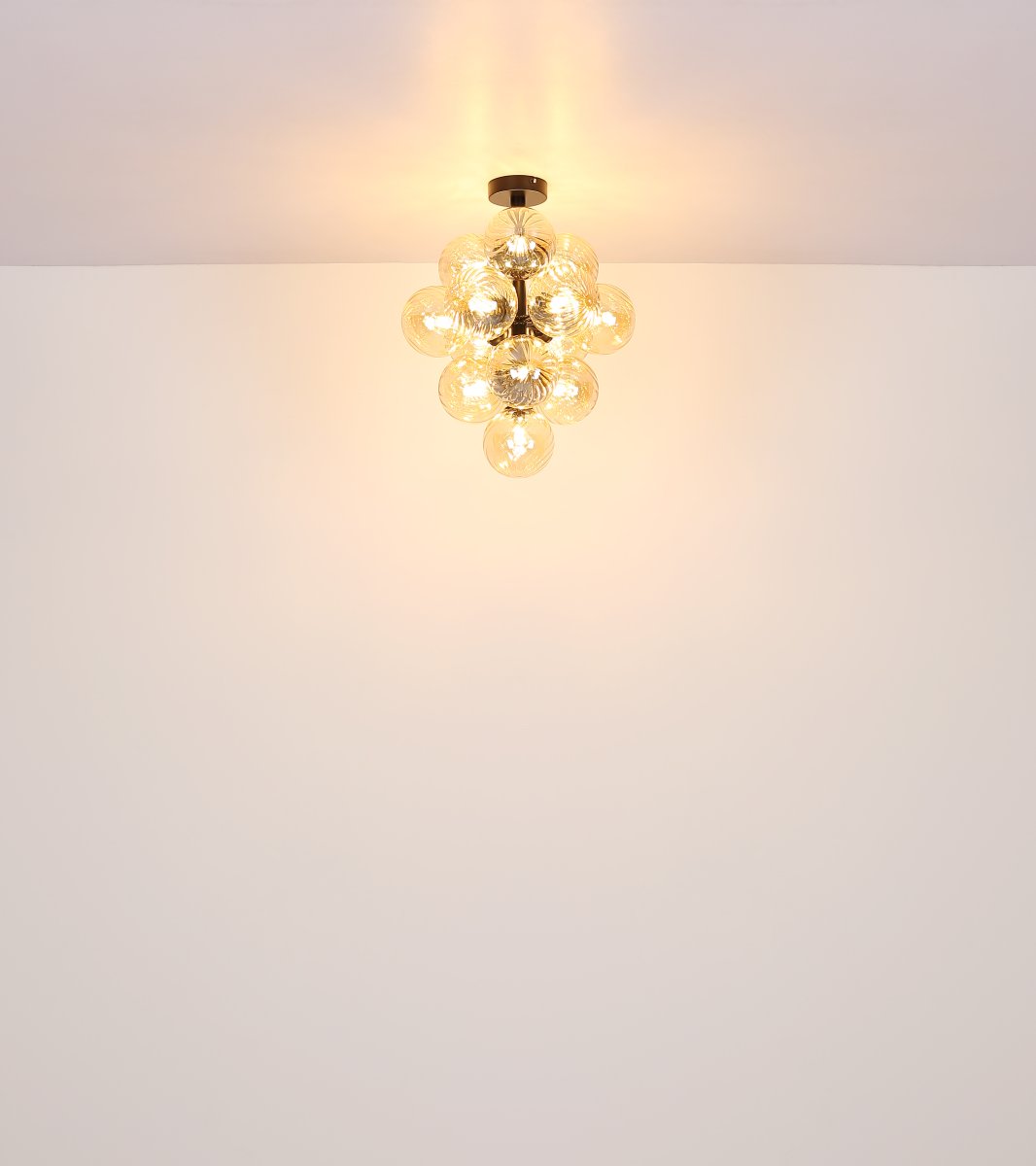 Conor Ø40 Ambre plafonnier De Globo Lighting - Den har 13st dekorativa ambertonade glaskupor som alla omfamnar en ljusk&auml;lla vilket skapar en fin och harmonisk ljusspridning i rummet.
