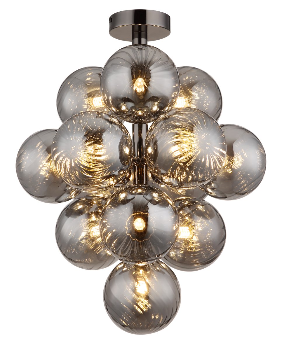 Conor Ø40 Couleur fumée plafonnier De Globo Lighting - Den har 13st dekorativa r&ouml;kf&auml;rgade glaskupor som alla omfamnar en ljusk&auml;lla vilket skapar en fin och harmonisk ljusspridning i rummet.