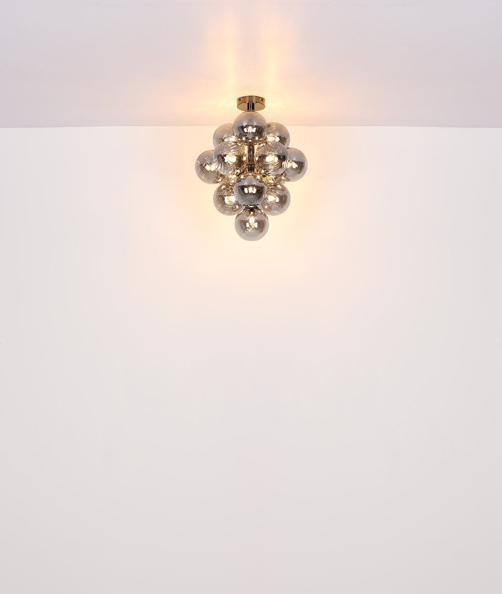 Conor Ø40 Couleur fumée plafonnier De Globo Lighting - Den har 13st dekorativa r&ouml;kf&auml;rgade glaskupor som alla omfamnar en ljusk&auml;lla vilket skapar en fin och harmonisk ljusspridning i rummet.