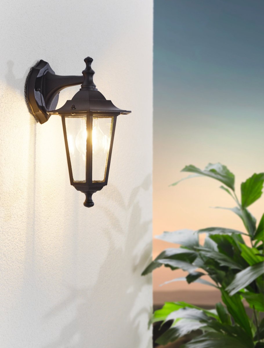 Laterna Noir lampe d’extérieur De Eglo - Son verre transparent laisse entrevoir la source lumineuse, cr&eacute;ant une lumi&egrave;re douce et chaleureuse.