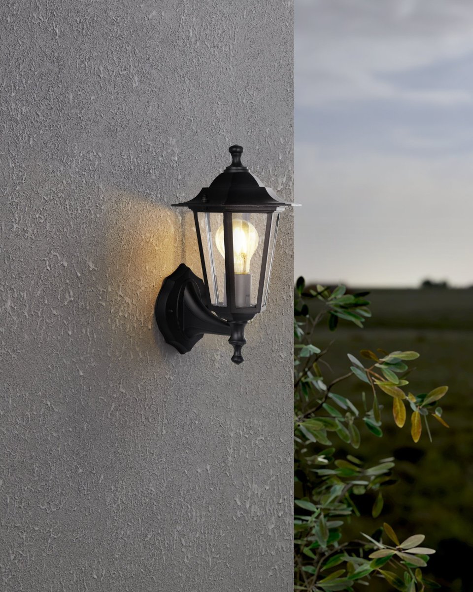 Laterna Noir lampe d’extérieur De Eglo - Son verre transparent laisse entrevoir la source lumineuse, cr&eacute;ant une lumi&egrave;re douce et chaleureuse.
