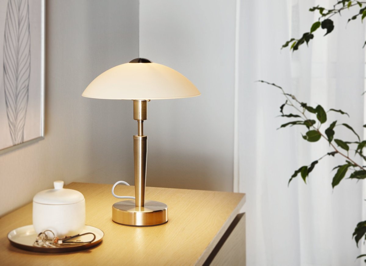 Solo 35cm Nickel lampe de table De Eglo - La lampe de table Solo allie design moderne et fonctionnalit&eacute;.