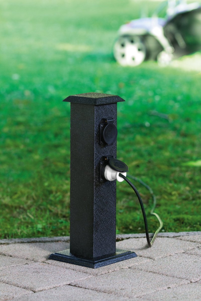 Park 40cm Noir bornes De Eglo - &Eacute;quip&eacute;e de quatre prises 230 V, elle permet de brancher facilement des appareils tels que des luminaires de jardin, des outils ou autres &eacute;quipements.