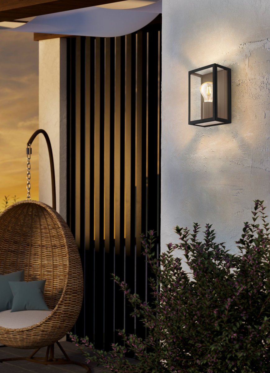 Alamonte Noir lampe d’extérieur De Eglo - Fabriqu&eacute;e en m&eacute;tal noir, elle est dot&eacute;e d'&eacute;l&eacute;ments en verre transparent qui mettent en valeur la source lumineuse et cr&eacute;ent un magnifique jeu de lumi&egrave;re.