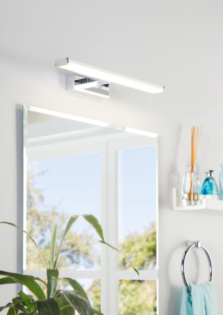 Pandella 40cm Chrome lampe de salle de bain De Eglo - Dot&eacute;e d'une &eacute;l&eacute;gante finition chrom&eacute;e et d'une LED int&eacute;gr&eacute;e, elle produit une lumi&egrave;re blanche et claire &agrave; 4&nbsp;000&nbsp;K et un flux lumineux de 900&nbsp;lumens.