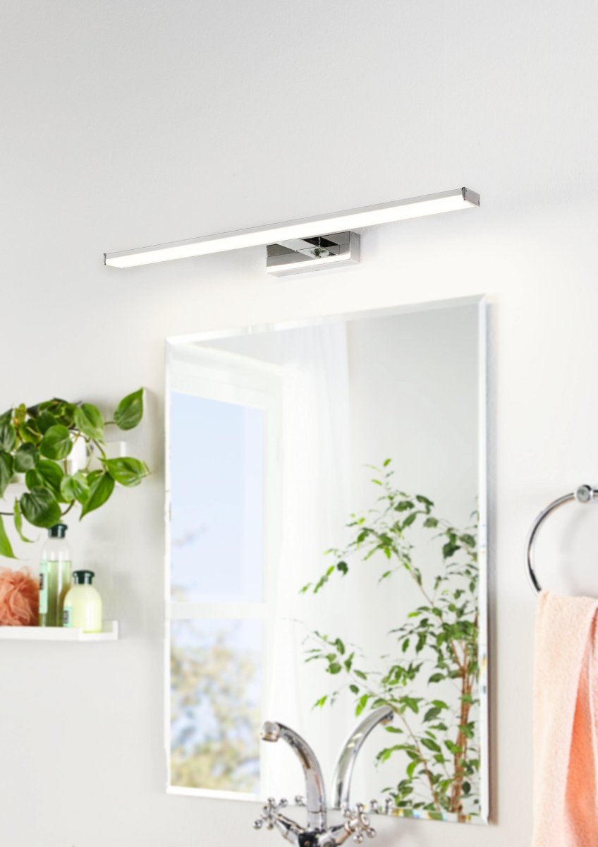 Pandella 60cm Chrome lampe de salle de bain De Eglo - Dot&eacute;e d'une &eacute;l&eacute;gante finition chrom&eacute;e et d'une LED int&eacute;gr&eacute;e, elle produit une lumi&egrave;re blanche et claire &agrave; 4&nbsp;000&nbsp;K et un flux lumineux de 1&nbsp;350&nbsp;lumens.