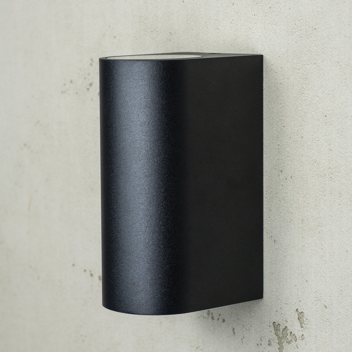 Læsø Noir lampe d’extérieur De Dyberg Larsen - Il est disponible dans un &eacute;l&eacute;gant noir mat et est parfait pour cr&eacute;er un &eacute;clairage ext&eacute;rieur subtil et efficace.