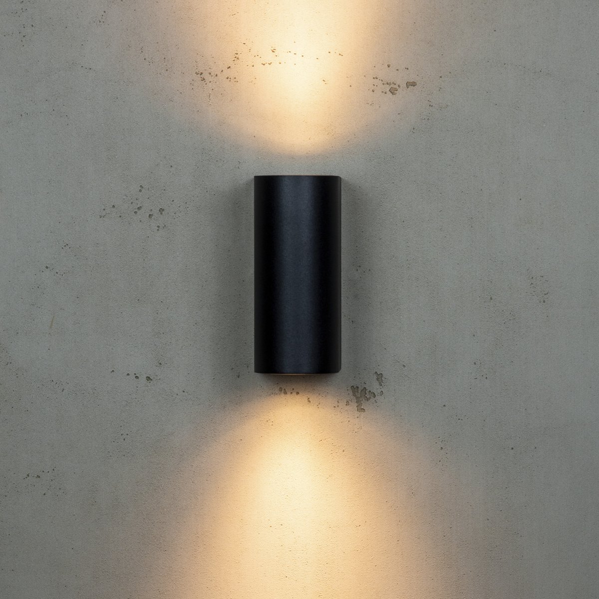 Læsø Noir lampe d’extérieur De Dyberg Larsen - Il est disponible dans un &eacute;l&eacute;gant noir mat et est parfait pour cr&eacute;er un &eacute;clairage ext&eacute;rieur subtil et efficace.