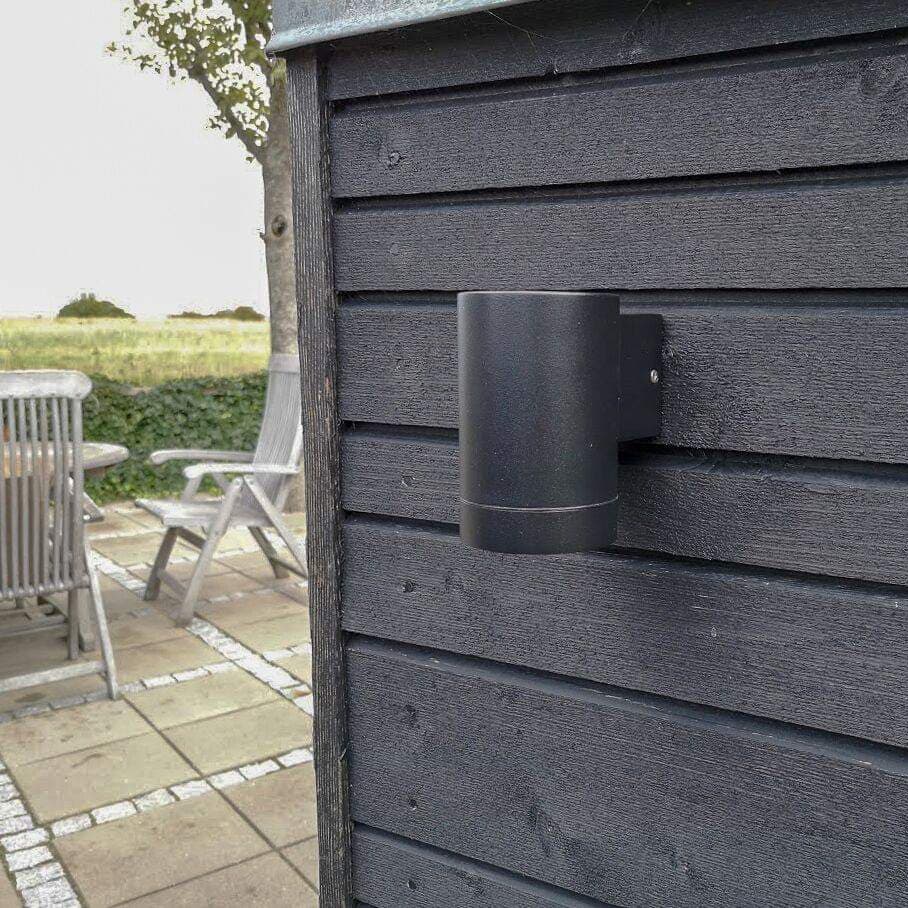 Stege Noir lampe d’extérieur De Dyberg Larsen - Fabriqué en aluminium et en plastique, il est durable et résistant et convient à une utilisation en extérieur.