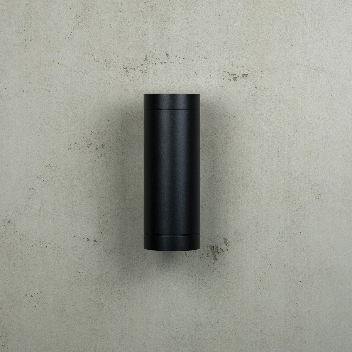 Stege Noir lampe d’extérieur De Dyberg Larsen - La lampe &eacute;met de la lumi&egrave;re vers le haut et vers le bas, cr&eacute;ant un &eacute;clairage efficace et atmosph&eacute;rique dans la pi&egrave;ce.