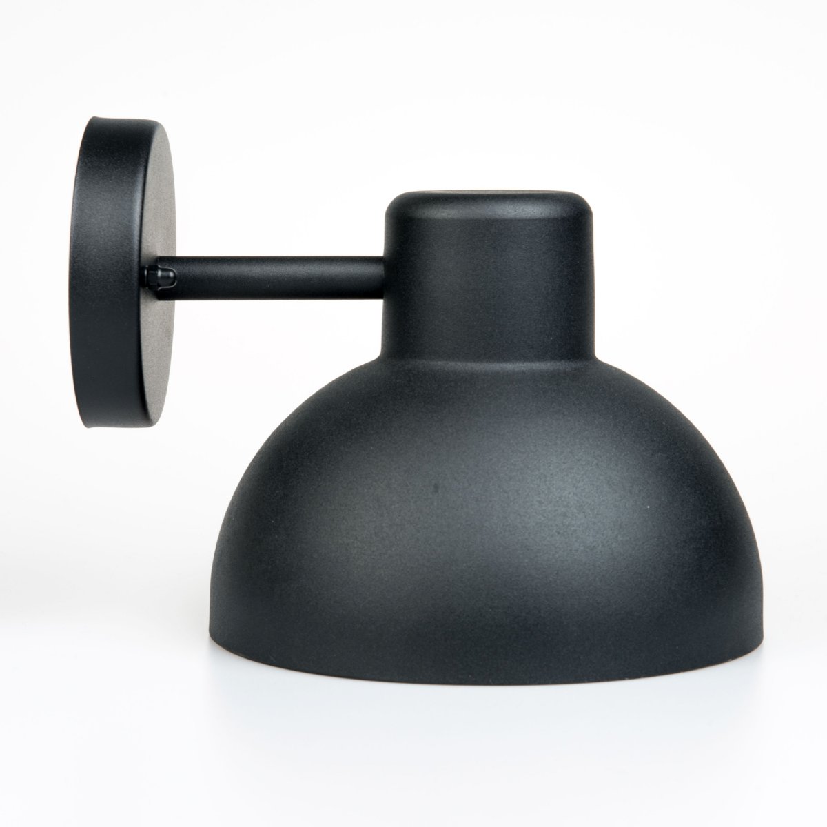 Hadsten Noir lampe d’extérieur De Dyberg Larsen - La lampe diffuse la lumière vers le bas et possède une finition noire mate, ce qui la rend élégante et polyvalente pour une variété d'environnements extérieurs.