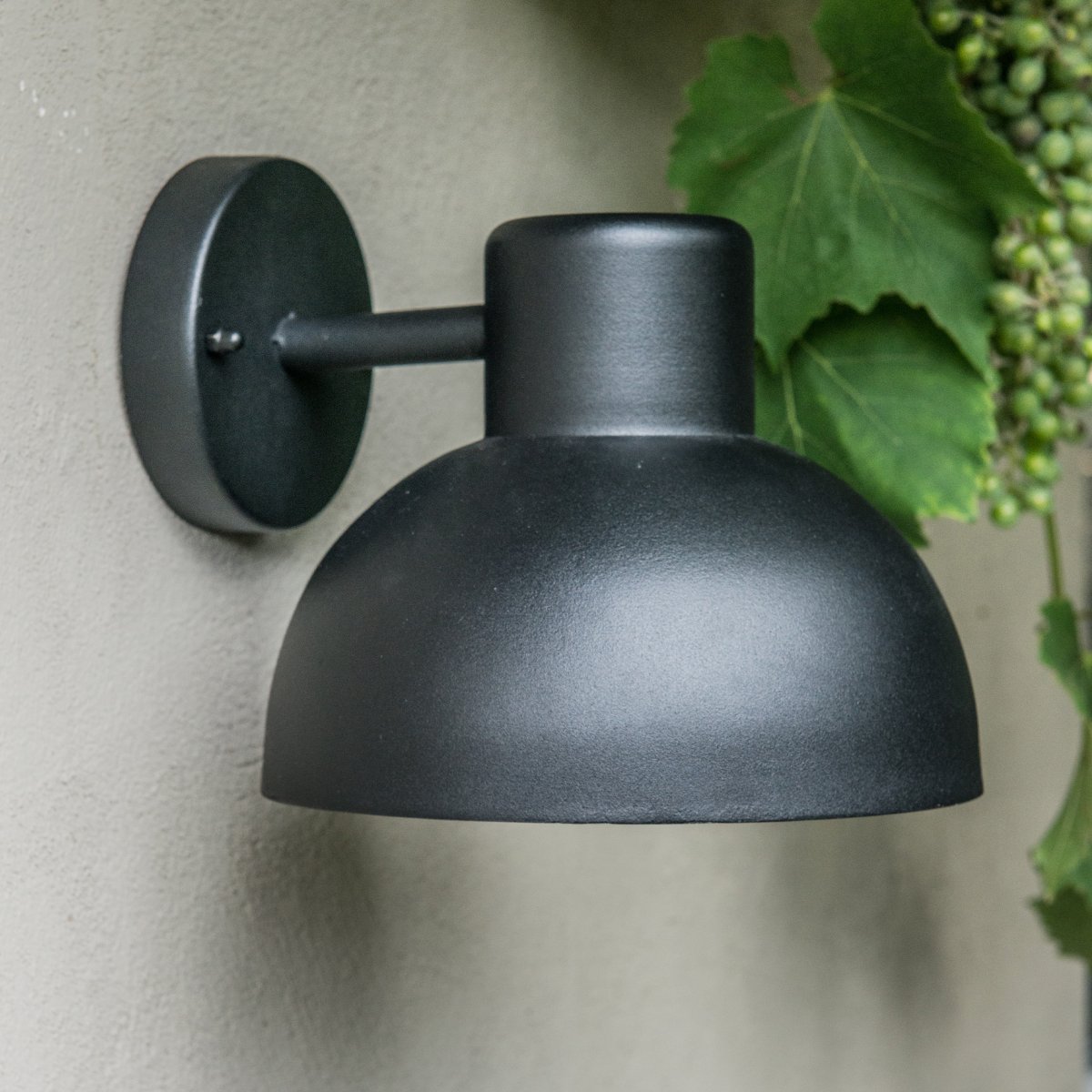 Hadsten Noir lampe d’extérieur De Dyberg Larsen - La lampe diffuse la lumière vers le bas et possède une finition noire mate, ce qui la rend élégante et polyvalente pour une variété d'environnements extérieurs.
