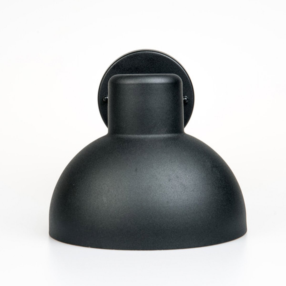 Hadsten Noir lampe d’extérieur De Dyberg Larsen - La lampe diffuse la lumière vers le bas et possède une finition noire mate, ce qui la rend élégante et polyvalente pour une variété d'environnements extérieurs.