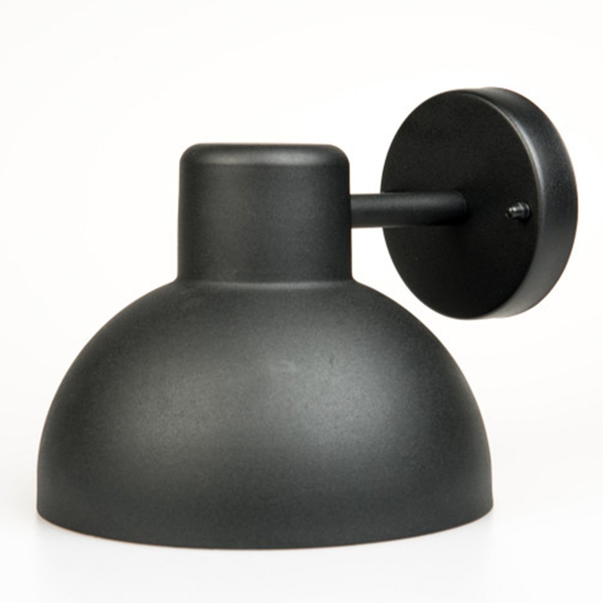 Hadsten Noir lampe d’extérieur De Dyberg Larsen - La lampe diffuse la lumière vers le bas et possède une finition noire mate, ce qui la rend élégante et polyvalente pour une variété d'environnements extérieurs.