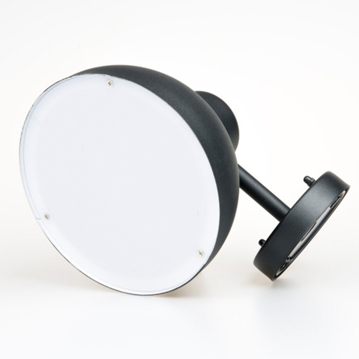 Hadsten Noir lampe d’extérieur De Dyberg Larsen - La lampe diffuse la lumière vers le bas et possède une finition noire mate, ce qui la rend élégante et polyvalente pour une variété d'environnements extérieurs.