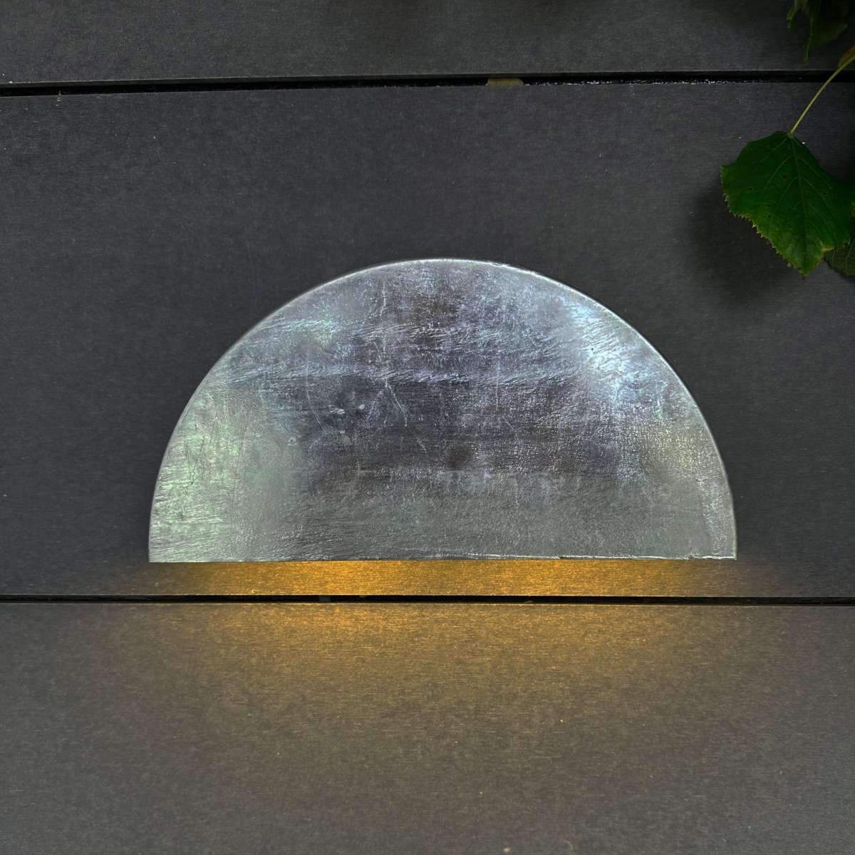 Scott Galvanisé lampe d’extérieur De Dyberg Larsen - L'applique murale d'extérieur Scott est un classique intemporel avec une belle lumière vers le bas, l'éclairage parfait pour les entrées, les balcons et les abris de voiture.
