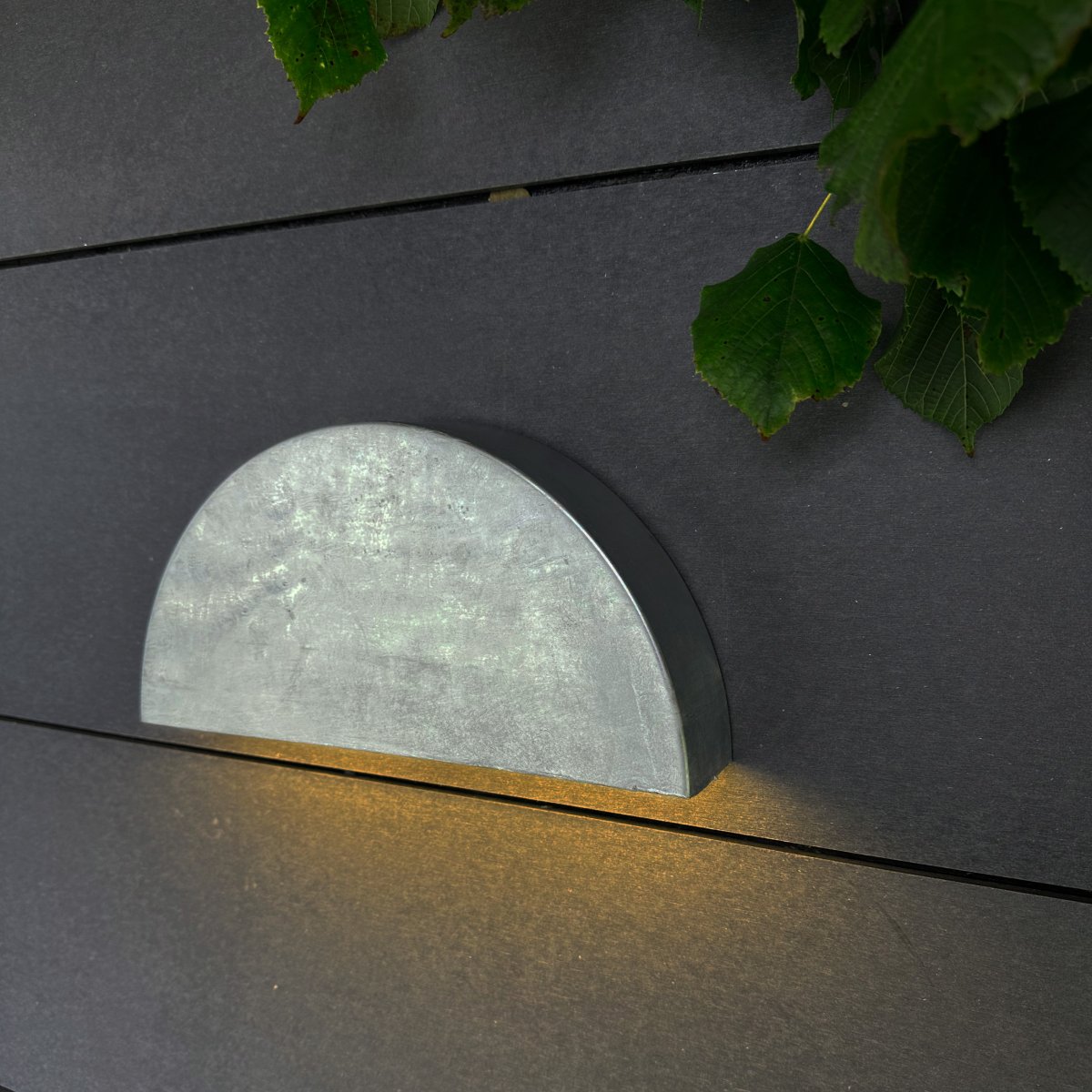 Scott Galvanisé lampe d’extérieur De Dyberg Larsen - L'applique murale d'extérieur Scott est un classique intemporel avec une belle lumière vers le bas, l'éclairage parfait pour les entrées, les balcons et les abris de voiture.
