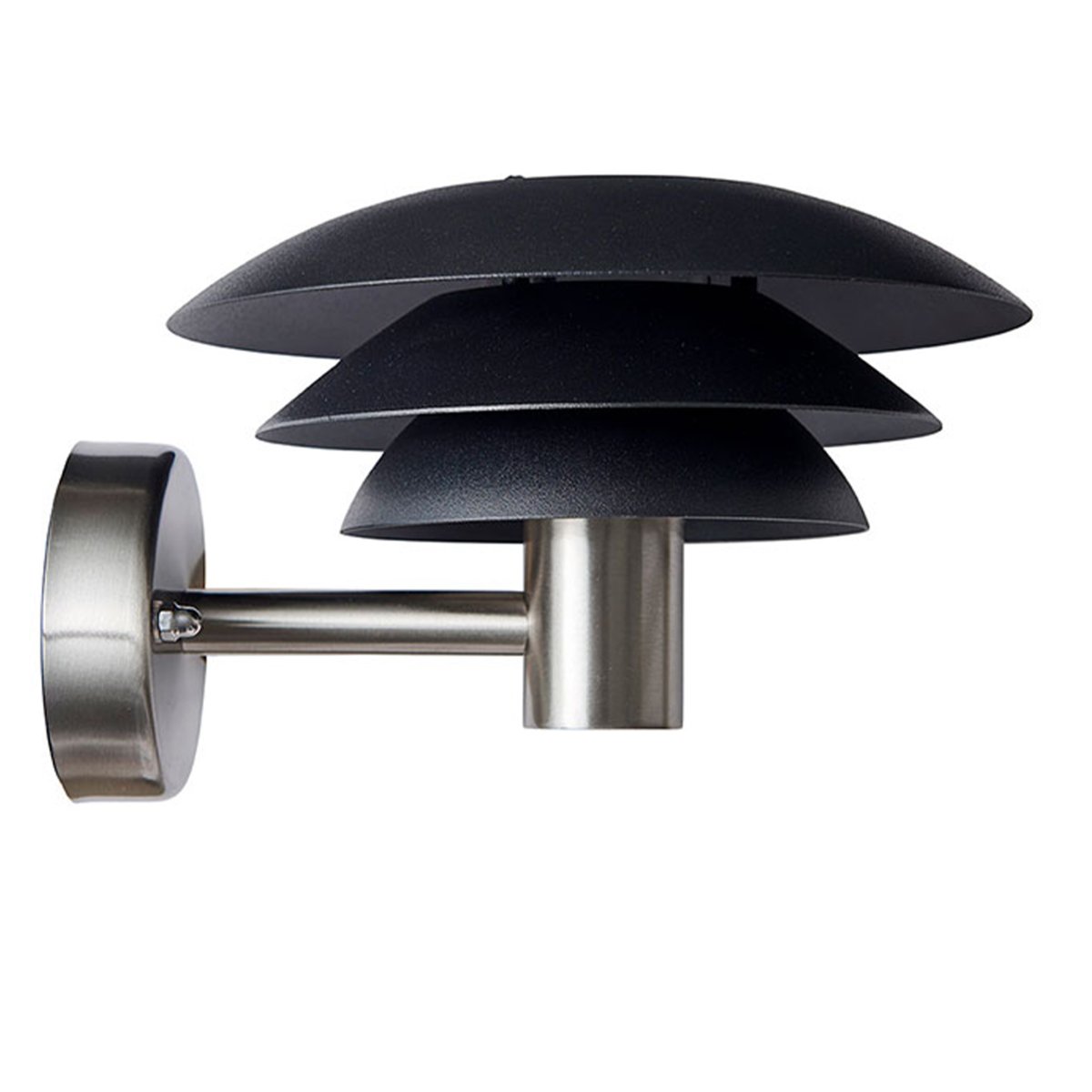 DL20 Acier inoxydable lampe d’extérieur De Dyberg Larsen - La lampe est dotée de trois abat-jour emblématiques de différentes tailles qui diffusent une lumière magique et est fabriquée en acier inoxydable avec d'élégants abat-jour noirs mats.