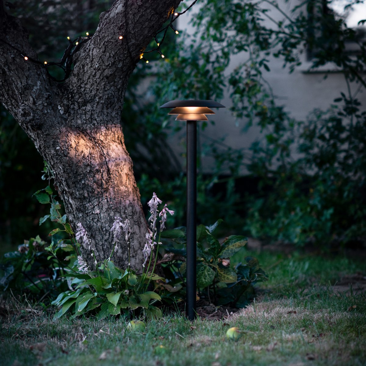 DL25 Noir bornes De Dyberg Larsen - La lampe est en acier inoxydable noir, mesure 90 cm de haut et possède un abat-jour d'un diamètre de 25 cm.