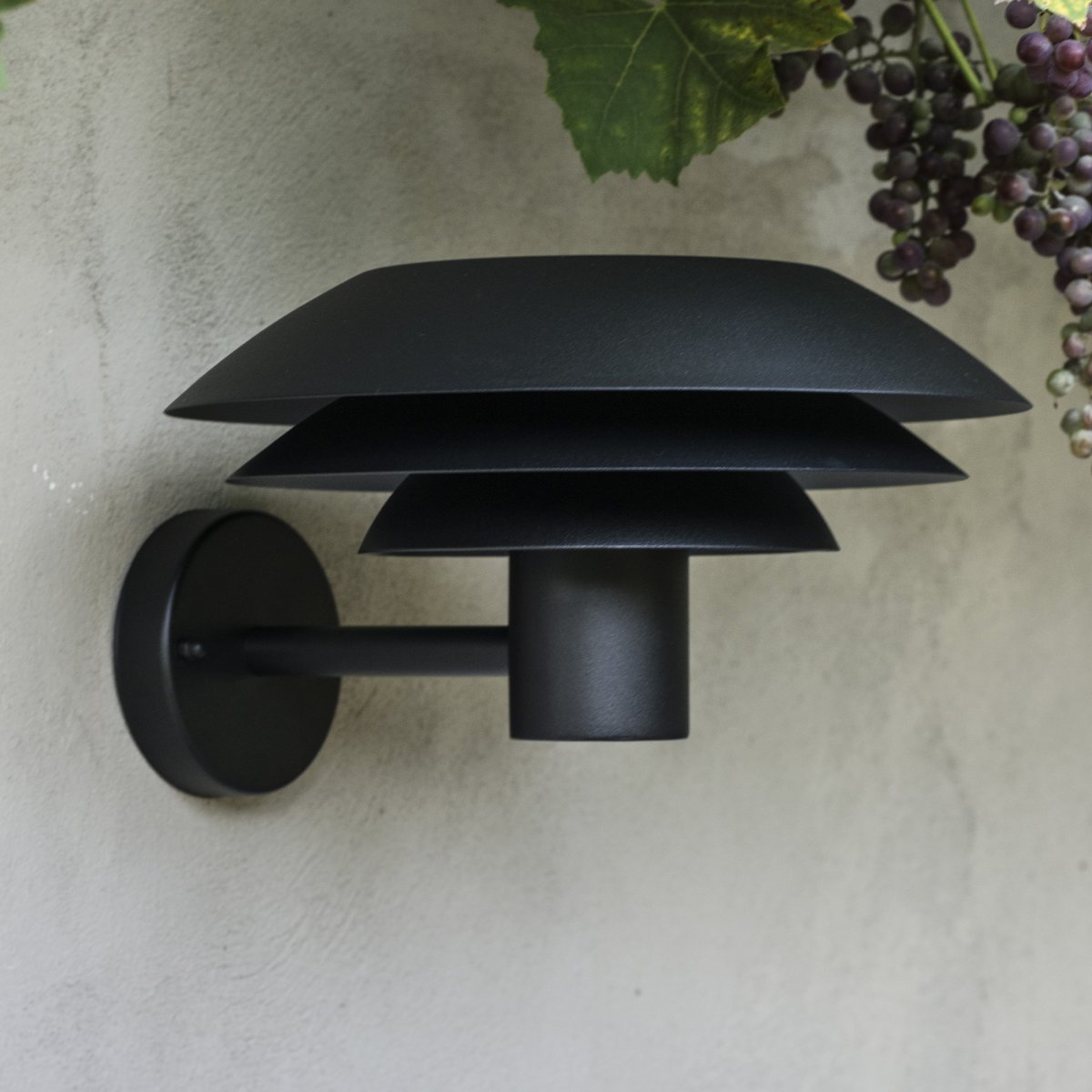 DL31 Noir lampe d’extérieur De Dyberg Larsen - Le luminaire de fa&ccedil;ade DL31 de la s&eacute;rie DL de Dyberg Larsen offre un &eacute;clairage fantastique autour de votre maison avec ses trois abat-jour embl&eacute;matiques de diff&eacute;rentes tailles qui diffusent une lumi&egrave;re magique.