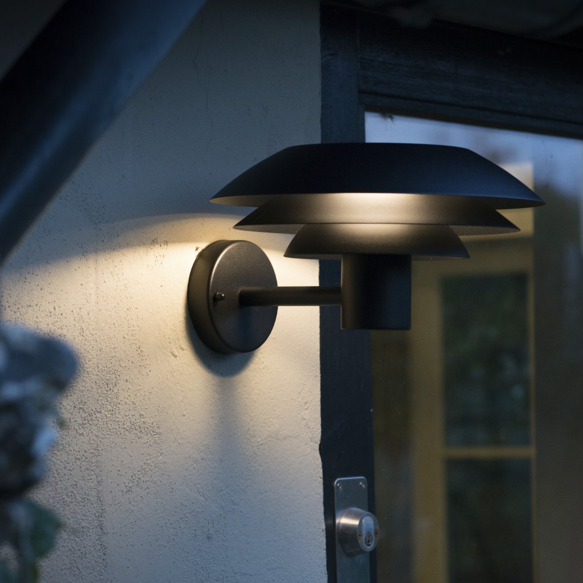 DL31 Noir lampe d’extérieur De Dyberg Larsen - Le luminaire de fa&ccedil;ade DL31 de la s&eacute;rie DL de Dyberg Larsen offre un &eacute;clairage fantastique autour de votre maison avec ses trois abat-jour embl&eacute;matiques de diff&eacute;rentes tailles qui diffusent une lumi&egrave;re magique.