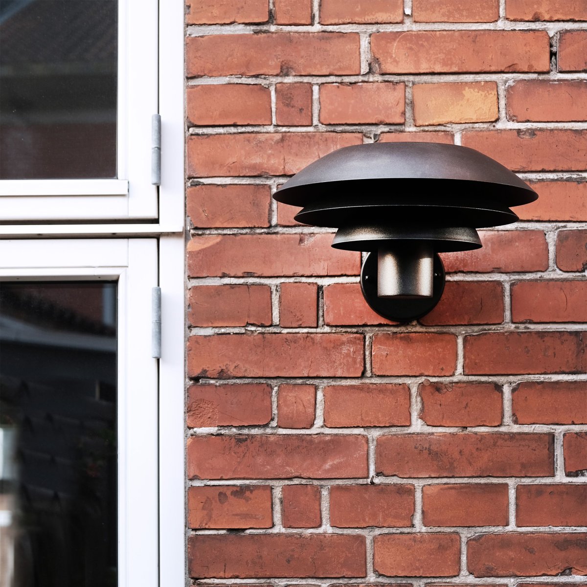 DL31 Noir lampe d’extérieur De Dyberg Larsen - Le luminaire de fa&ccedil;ade DL31 de la s&eacute;rie DL de Dyberg Larsen offre un &eacute;clairage fantastique autour de votre maison avec ses trois abat-jour embl&eacute;matiques de diff&eacute;rentes tailles qui diffusent une lumi&egrave;re magique.