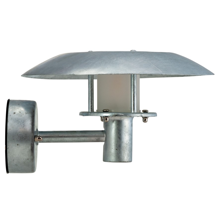 Randers Galvanisé lampe d’extérieur De Dyberg Larsen - L'acier galvanisé offre une longue durée de vie et l'abat-jour cylindrique givré autour de la source lumineuse fournit une lumière agréable et sans éblouissement.