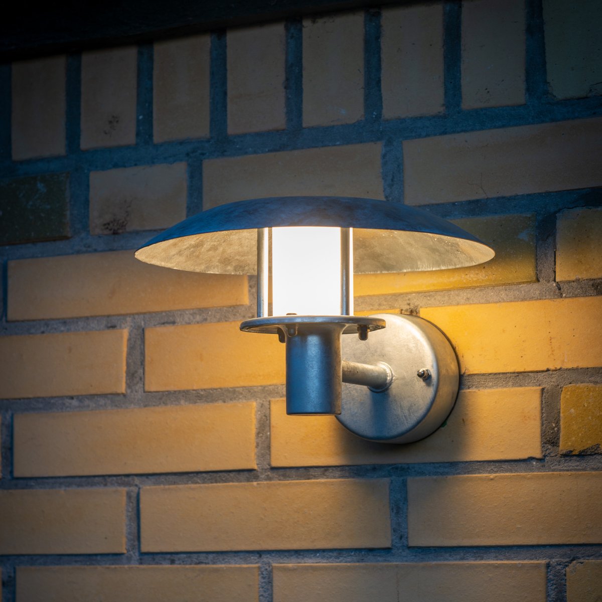 Randers Galvanisé lampe d’extérieur De Dyberg Larsen - L'acier galvanisé offre une longue durée de vie et l'abat-jour cylindrique givré autour de la source lumineuse fournit une lumière agréable et sans éblouissement.