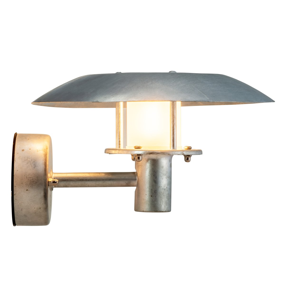 Randers Galvanisé lampe d’extérieur De Dyberg Larsen - L'acier galvanisé offre une longue durée de vie et l'abat-jour cylindrique givré autour de la source lumineuse fournit une lumière agréable et sans éblouissement.