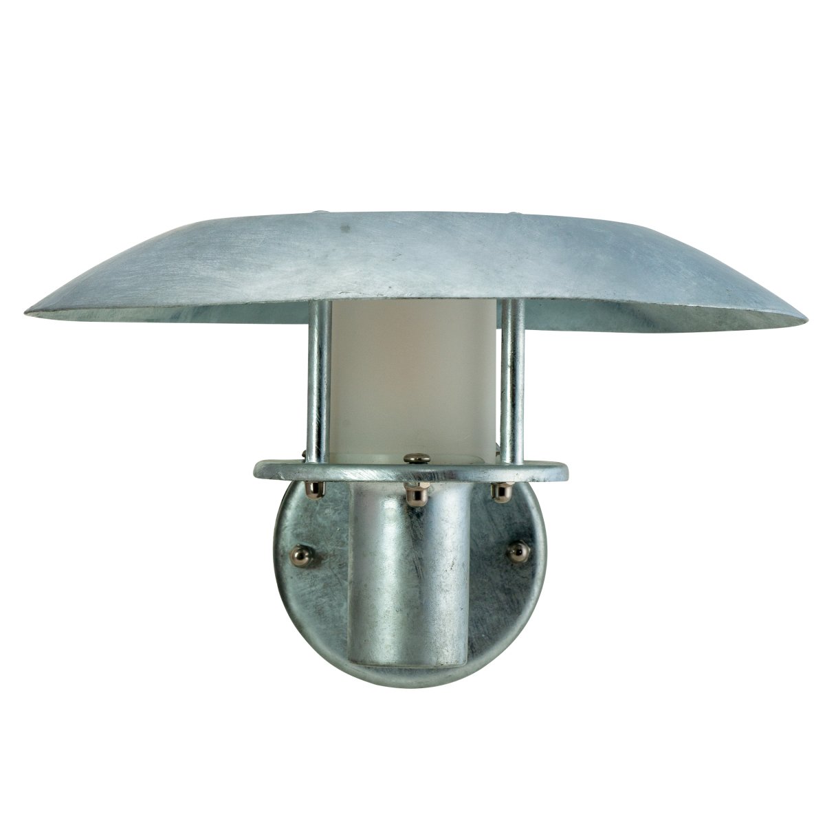 Randers Galvanisé lampe d’extérieur De Dyberg Larsen - L'acier galvanisé offre une longue durée de vie et l'abat-jour cylindrique givré autour de la source lumineuse fournit une lumière agréable et sans éblouissement.