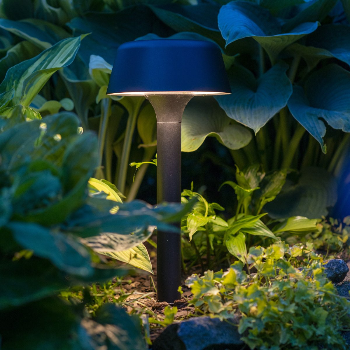 Valencia Noir lampe solaire De Dyberg Larsen - Grâce au piquet de terre situé sur le dessous, la lampe peut être facilement insérée dans le sol ou dans un pot.