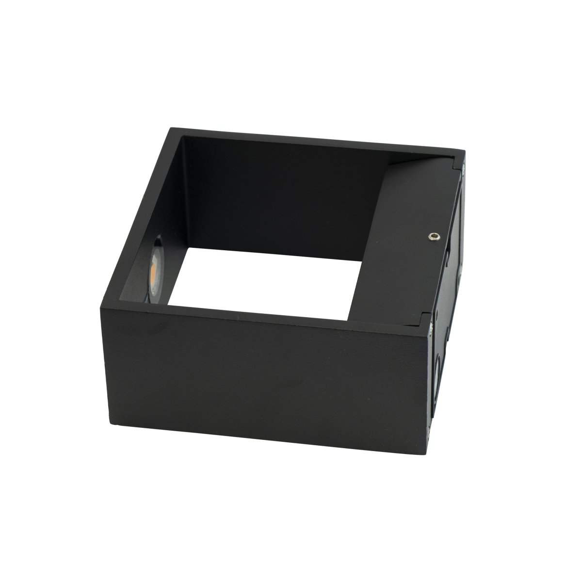 Jupiter Noir lampe d’extérieur De Dyberg Larsen - Jupiter a un côté plat sur le mur et une face avant semi-circulaire avec une source de lumière LED qui brille de haut en bas le long du mur.