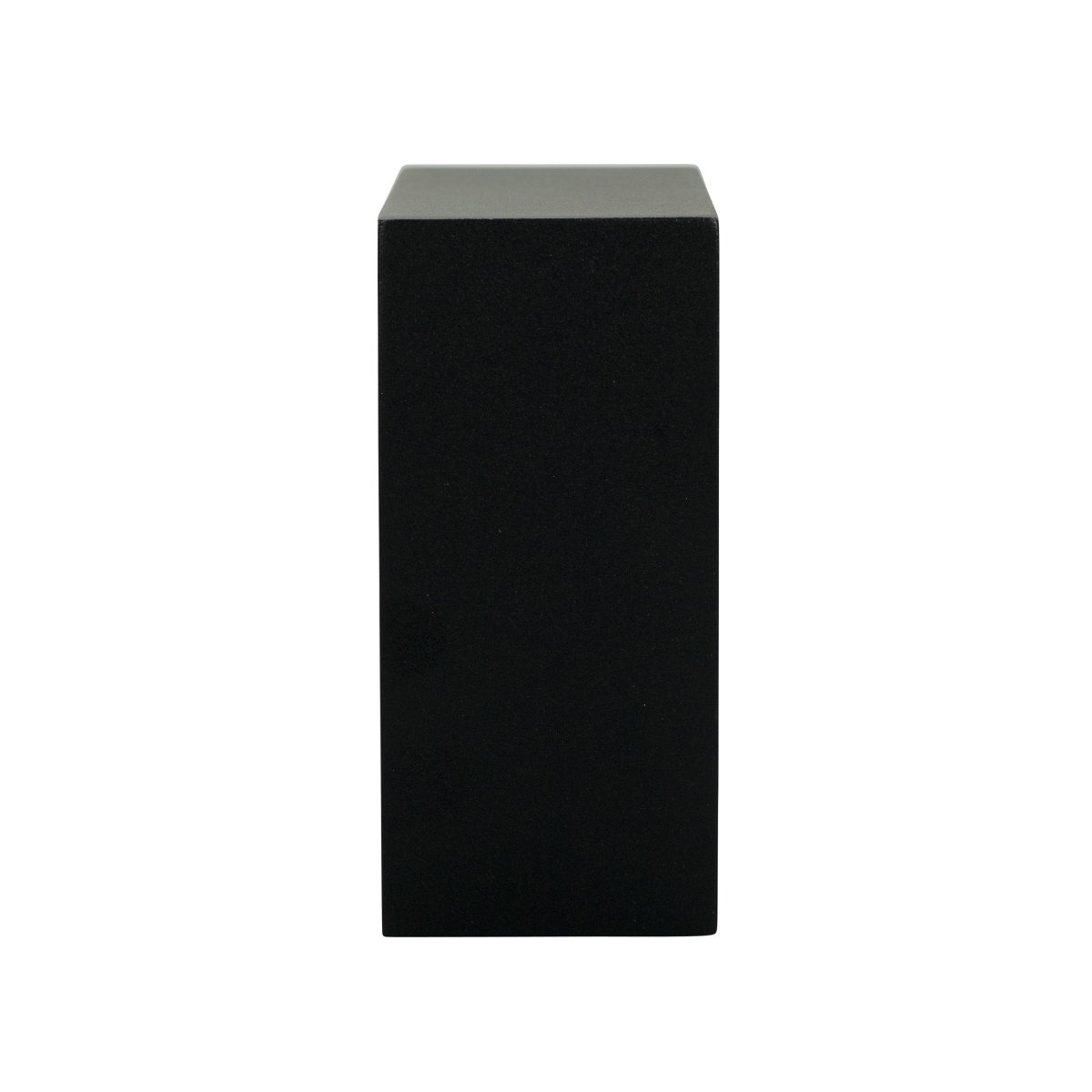 Jupiter Noir lampe d’extérieur De Dyberg Larsen - Jupiter a un côté plat sur le mur et une face avant semi-circulaire avec une source de lumière LED qui brille de haut en bas le long du mur.