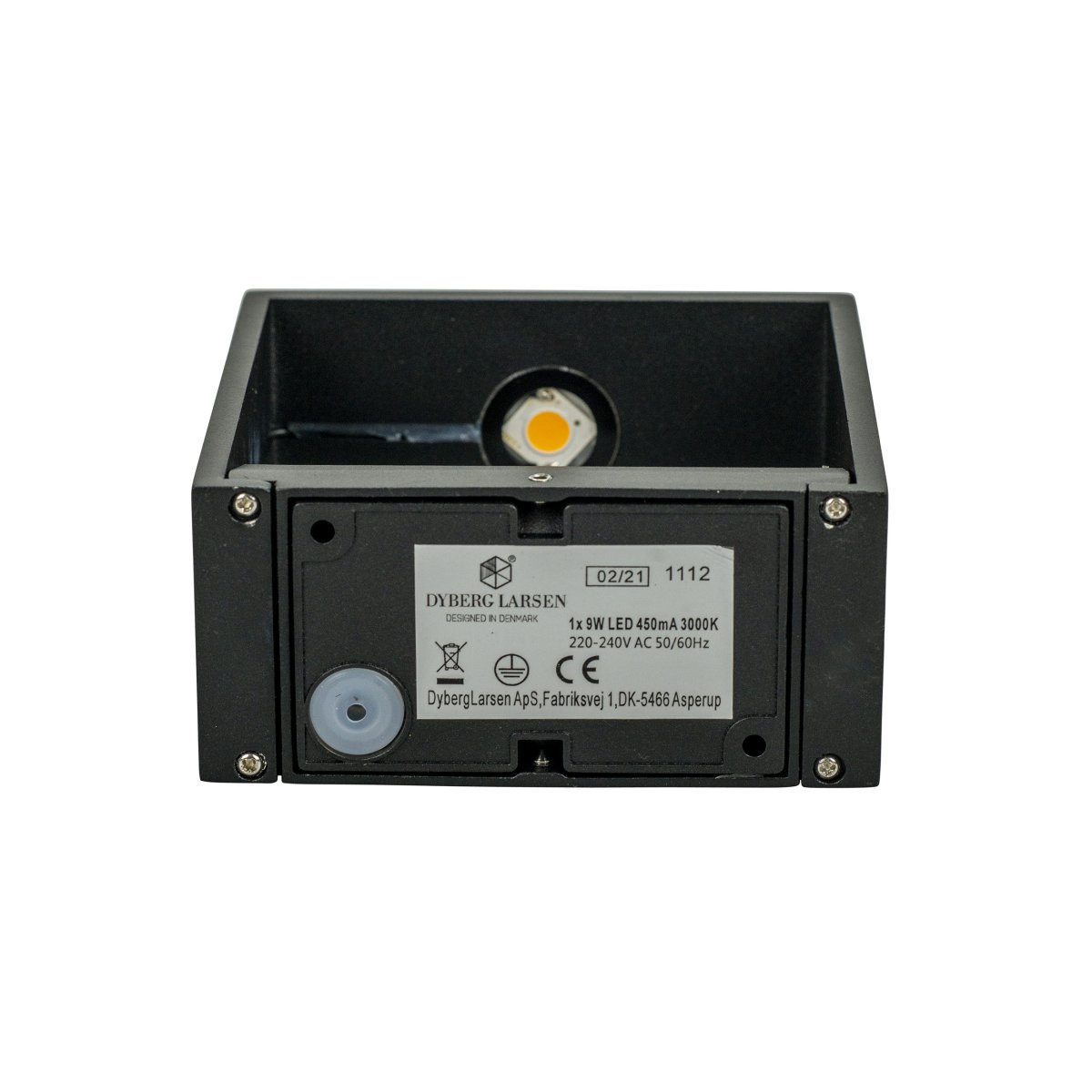 Jupiter Noir lampe d’extérieur De Dyberg Larsen - Jupiter a un côté plat sur le mur et une face avant semi-circulaire avec une source de lumière LED qui brille de haut en bas le long du mur.