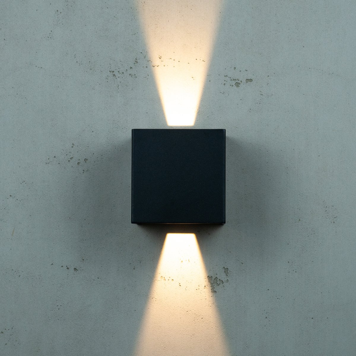 Venus Noir lampe d’extérieur De Dyberg Larsen - Avec un angle d'éclairage de 10 à 120 degrés, Venus vous donne un contrôle total sur la lumière de votre maison.