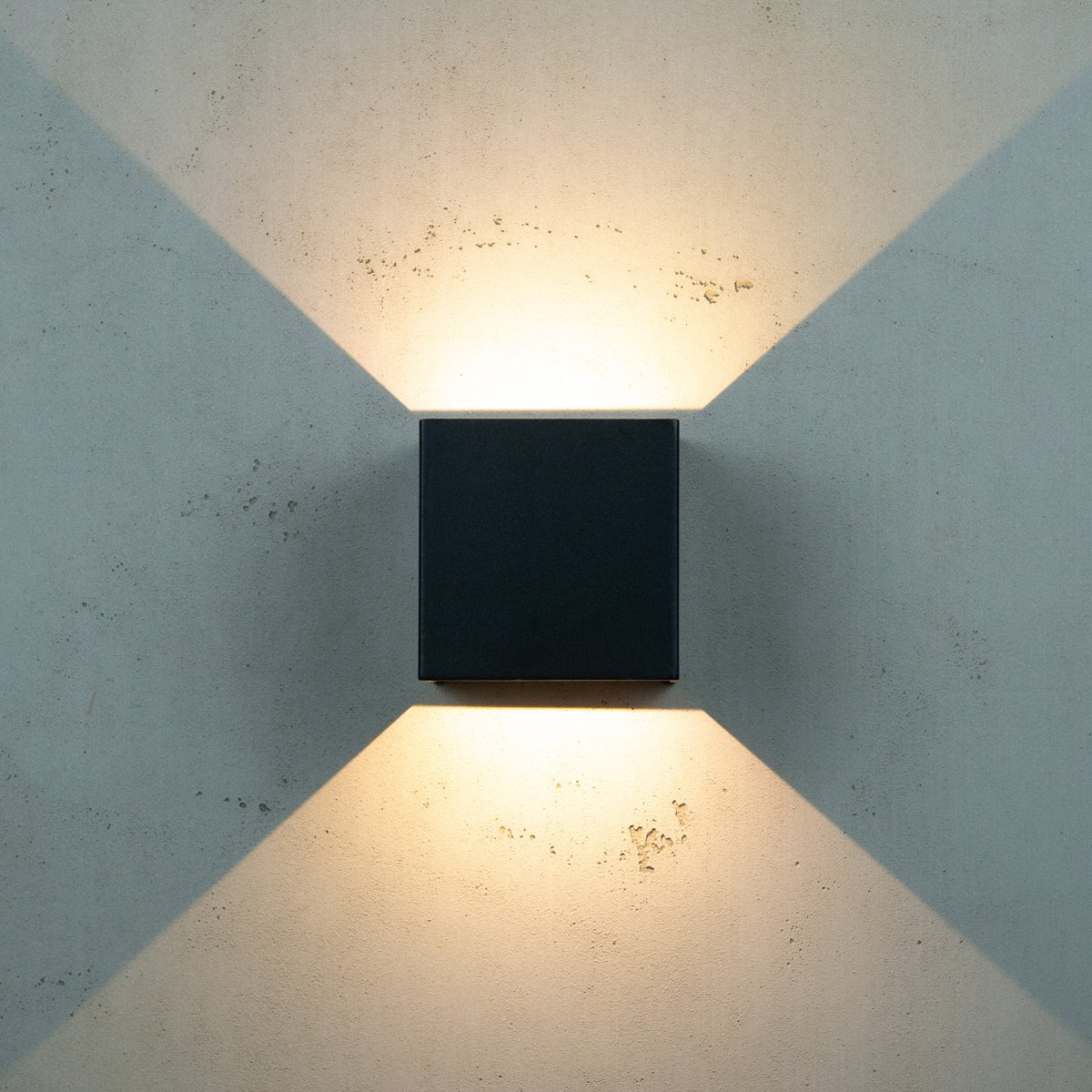 Venus Noir lampe d’extérieur De Dyberg Larsen - Avec un angle d'éclairage de 10 à 120 degrés, Venus vous donne un contrôle total sur la lumière de votre maison.