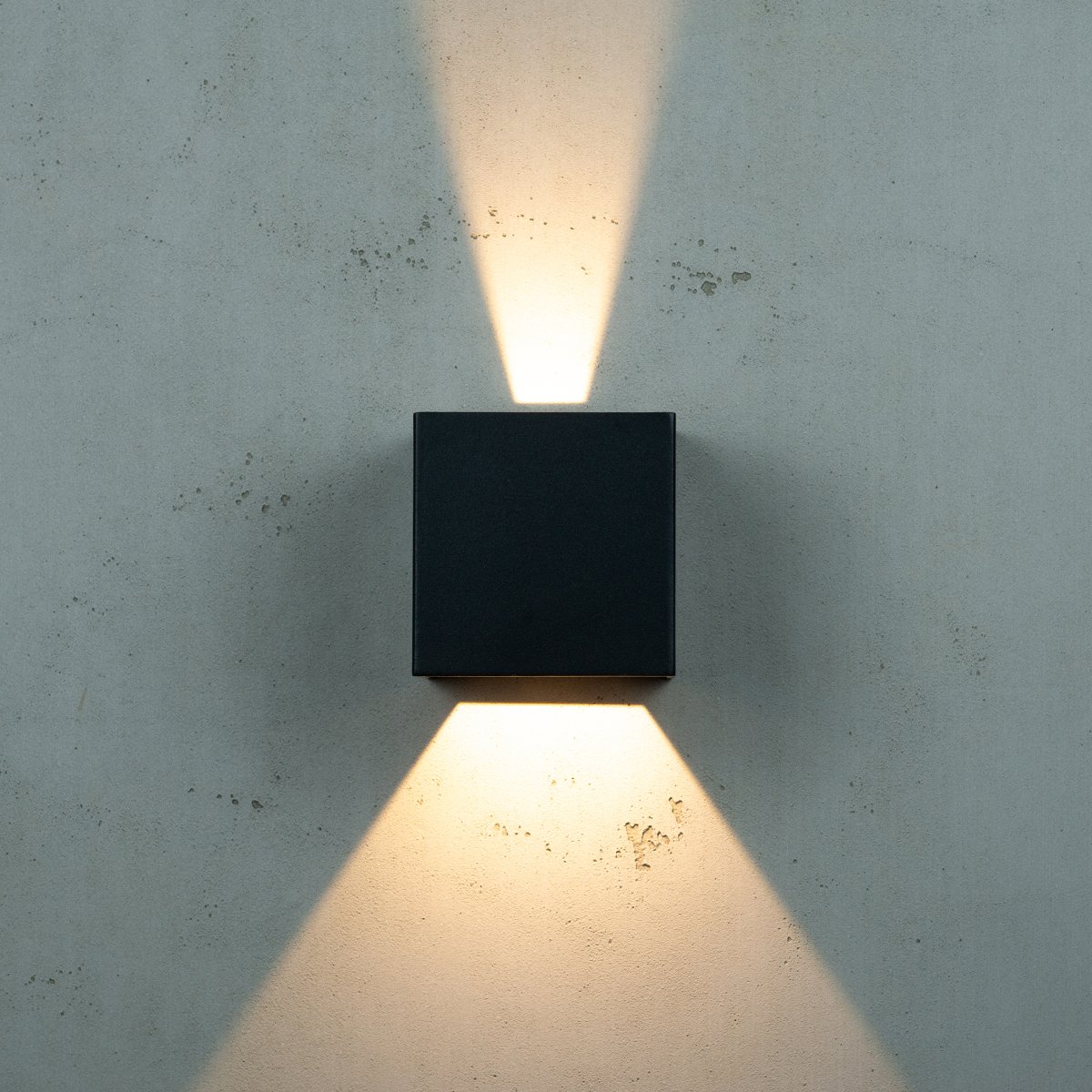 Venus Noir lampe d’extérieur De Dyberg Larsen - Avec un angle d'éclairage de 10 à 120 degrés, Venus vous donne un contrôle total sur la lumière de votre maison.