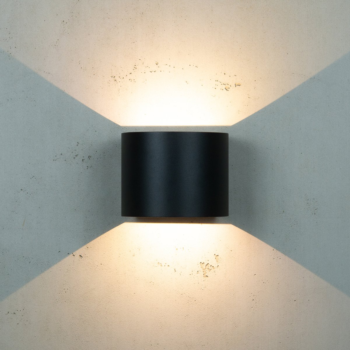 Mars Noir lampe d’extérieur De Dyberg Larsen - Une nouvelle série d'appliques murales d'extérieur – Mars a un design net et moderne avec des bords droits qui soulignent l'expression de la lampe.