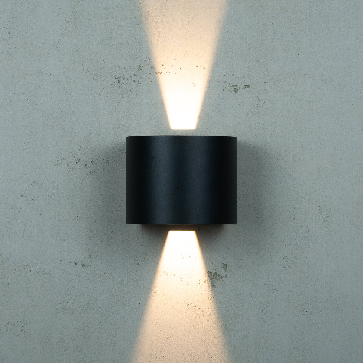 Mars Noir lampe d’extérieur De Dyberg Larsen - Une nouvelle série d'appliques murales d'extérieur – Mars a un design net et moderne avec des bords droits qui soulignent l'expression de la lampe.