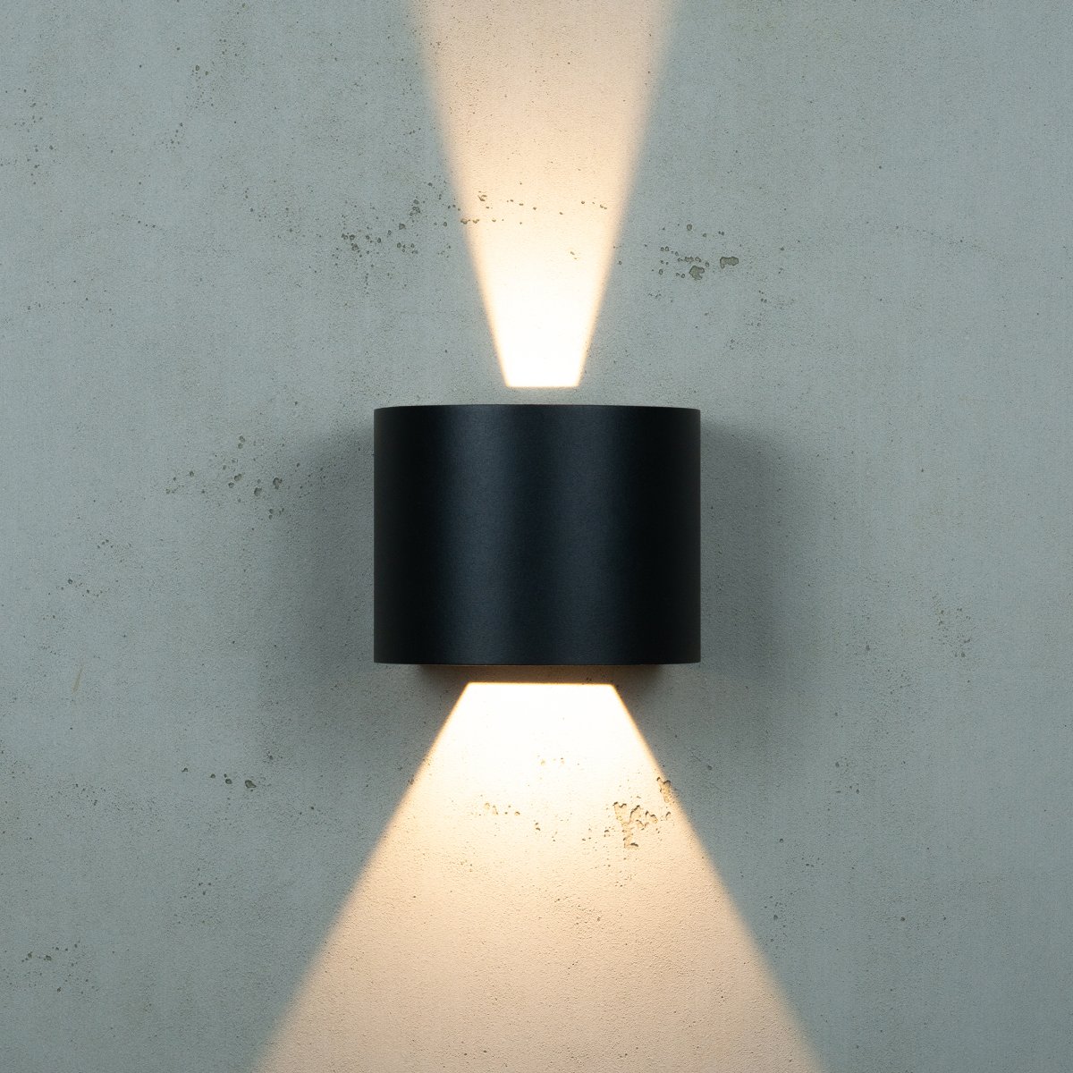 Mars Noir lampe d’extérieur De Dyberg Larsen - Une nouvelle série d'appliques murales d'extérieur – Mars a un design net et moderne avec des bords droits qui soulignent l'expression de la lampe.