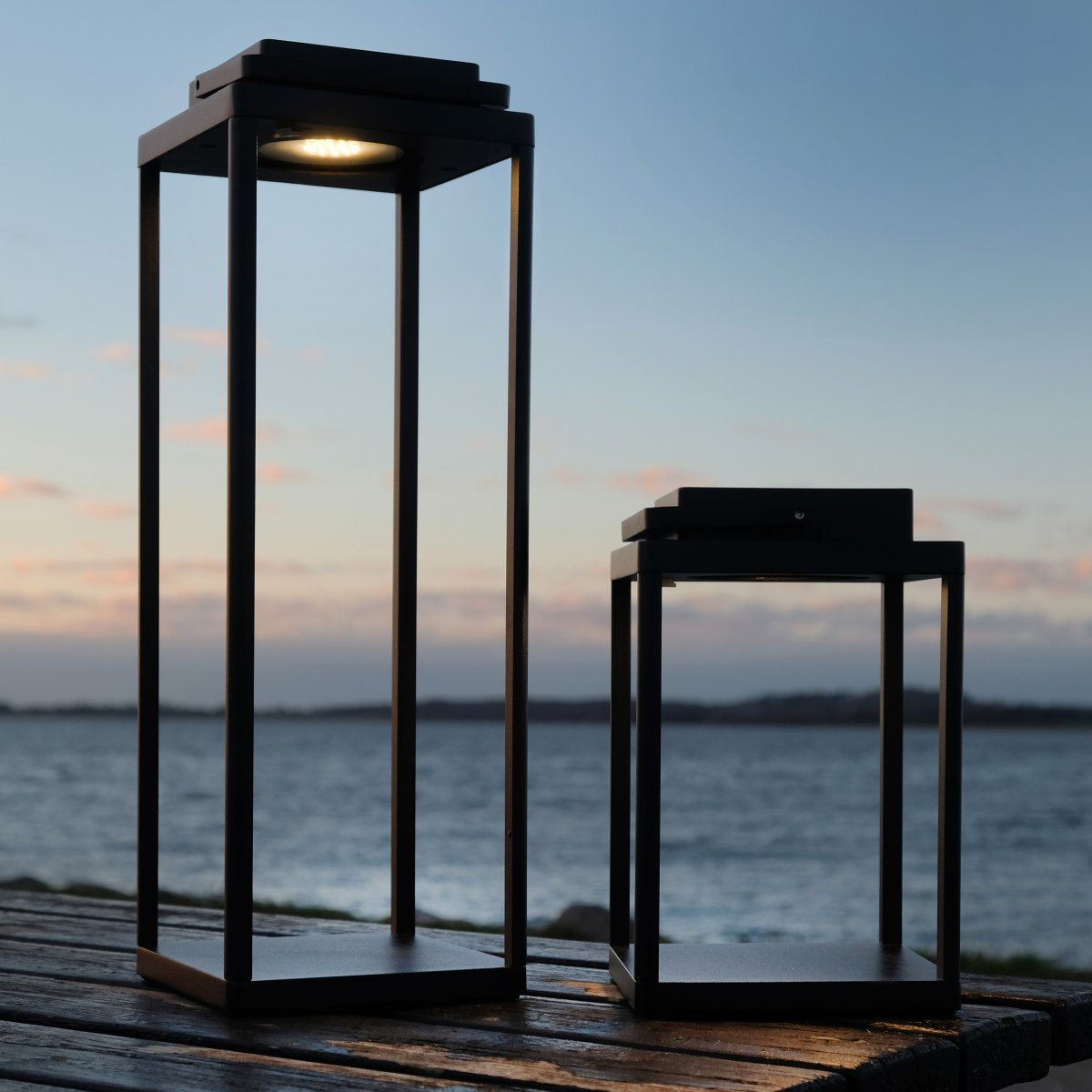 Lucca 24cm Noir portable De Dyberg Larsen - La lanterne Lucca en métal robuste avec poignée de transport et LED intégrée en haut est parfaite comme décoration pour la terrasse, le balcon ou devant la porte d'entrée.