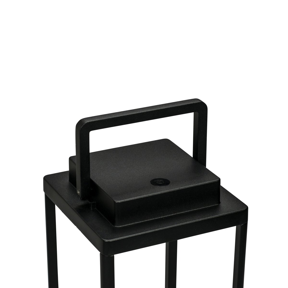Lucca 24cm Noir portable De Dyberg Larsen - La lanterne Lucca en métal robuste avec poignée de transport et LED intégrée en haut est parfaite comme décoration pour la terrasse, le balcon ou devant la porte d'entrée.