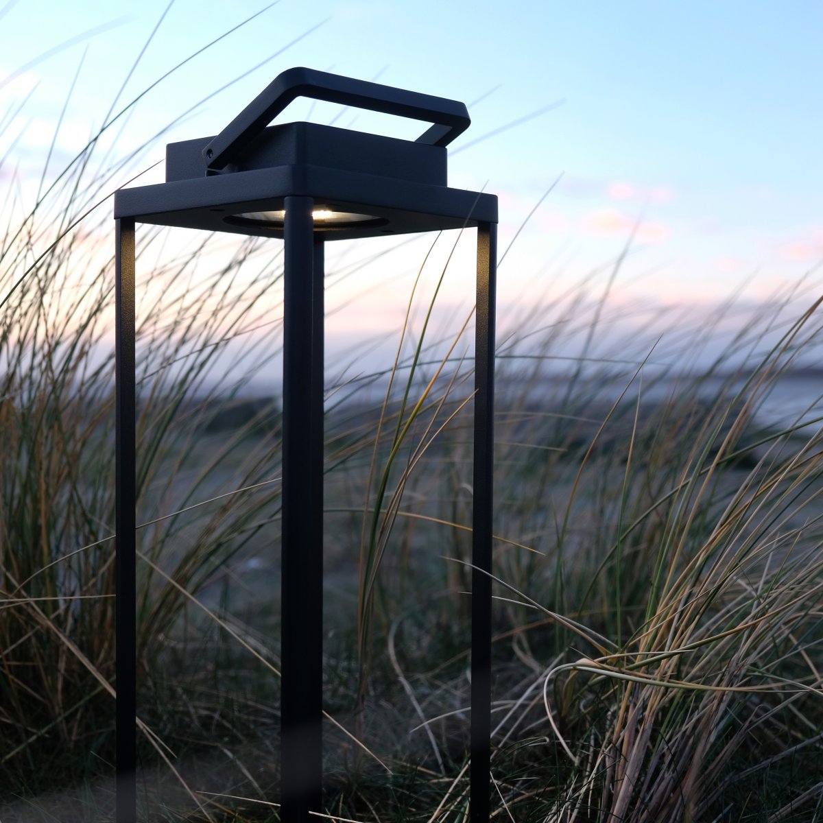 Lucca 34cm Noir portable De Dyberg Larsen - La lanterne Lucca en métal robuste avec poignée de transport et LED intégrée en haut est parfaite comme décoration pour la terrasse, le balcon ou devant la porte d'entrée.