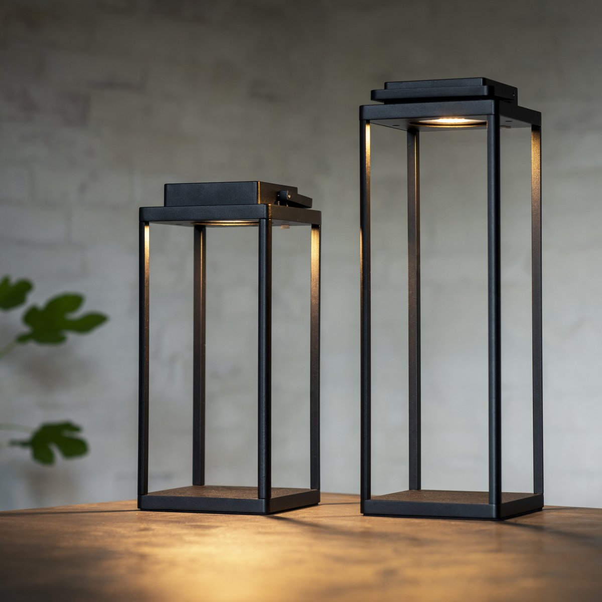 Lucca 34cm Noir portable De Dyberg Larsen - La lanterne Lucca en métal robuste avec poignée de transport et LED intégrée en haut est parfaite comme décoration pour la terrasse, le balcon ou devant la porte d'entrée.