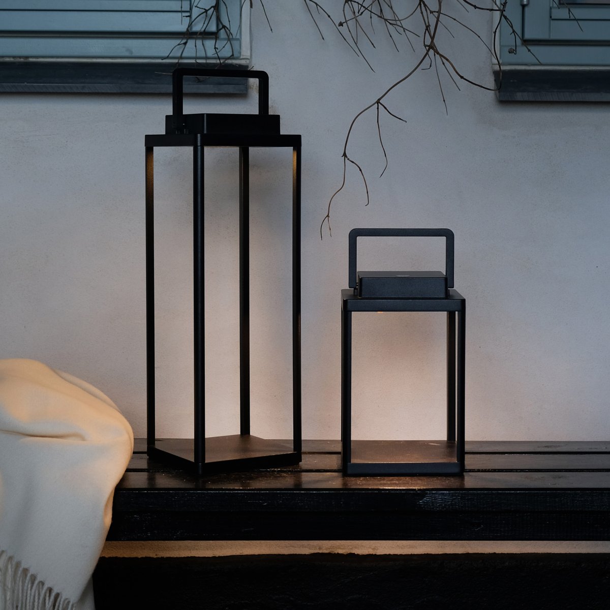 Lucca 44cm Noir portable De Dyberg Larsen - La lanterne Lucca en métal robuste avec poignée de transport et LED intégrée en haut est parfaite comme décoration pour la terrasse, le balcon ou devant la porte d'entrée.