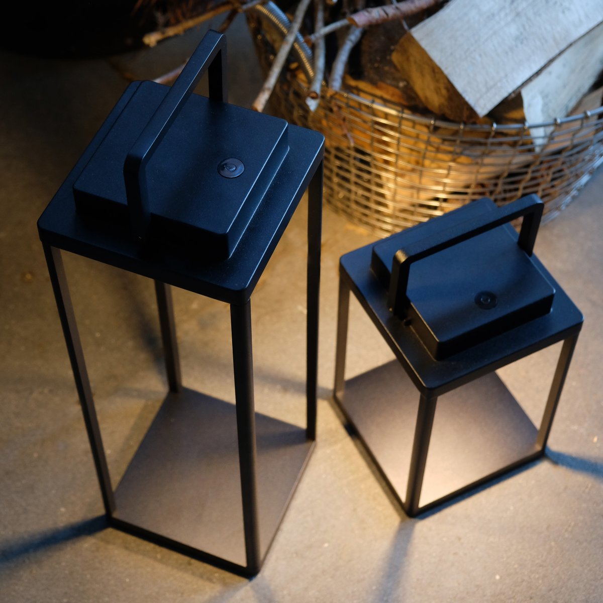 Lucca 44cm Noir portable De Dyberg Larsen - La lanterne Lucca en métal robuste avec poignée de transport et LED intégrée en haut est parfaite comme décoration pour la terrasse, le balcon ou devant la porte d'entrée.