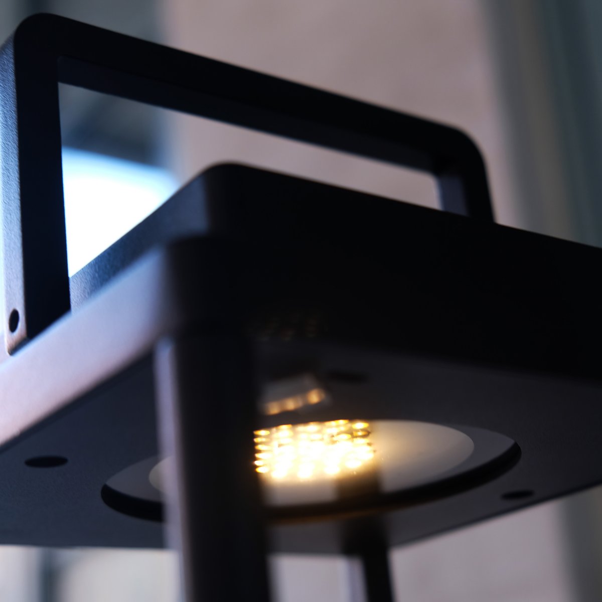 Lucca 44cm Noir portable De Dyberg Larsen - La lanterne Lucca en métal robuste avec poignée de transport et LED intégrée en haut est parfaite comme décoration pour la terrasse, le balcon ou devant la porte d'entrée.