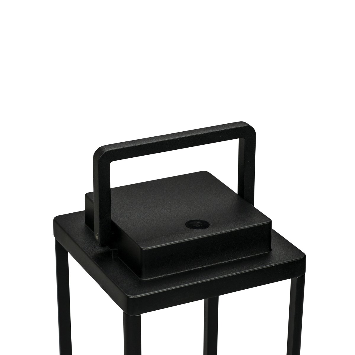 Lucca 44cm Noir portable De Dyberg Larsen - La lanterne Lucca en métal robuste avec poignée de transport et LED intégrée en haut est parfaite comme décoration pour la terrasse, le balcon ou devant la porte d'entrée.