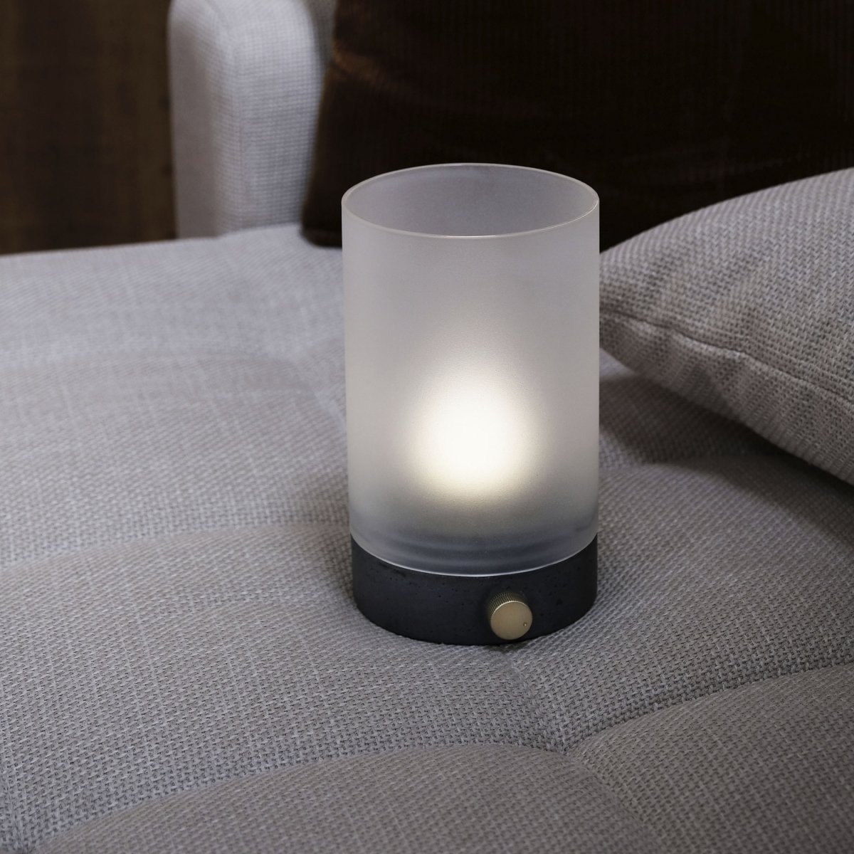Cozy 20cm Gris portable De Dyberg Larsen - La lampe peut être réglée en continu et émet une lumière douce et chaleureuse, parfaite pour le salon, la chambre ou le bureau.